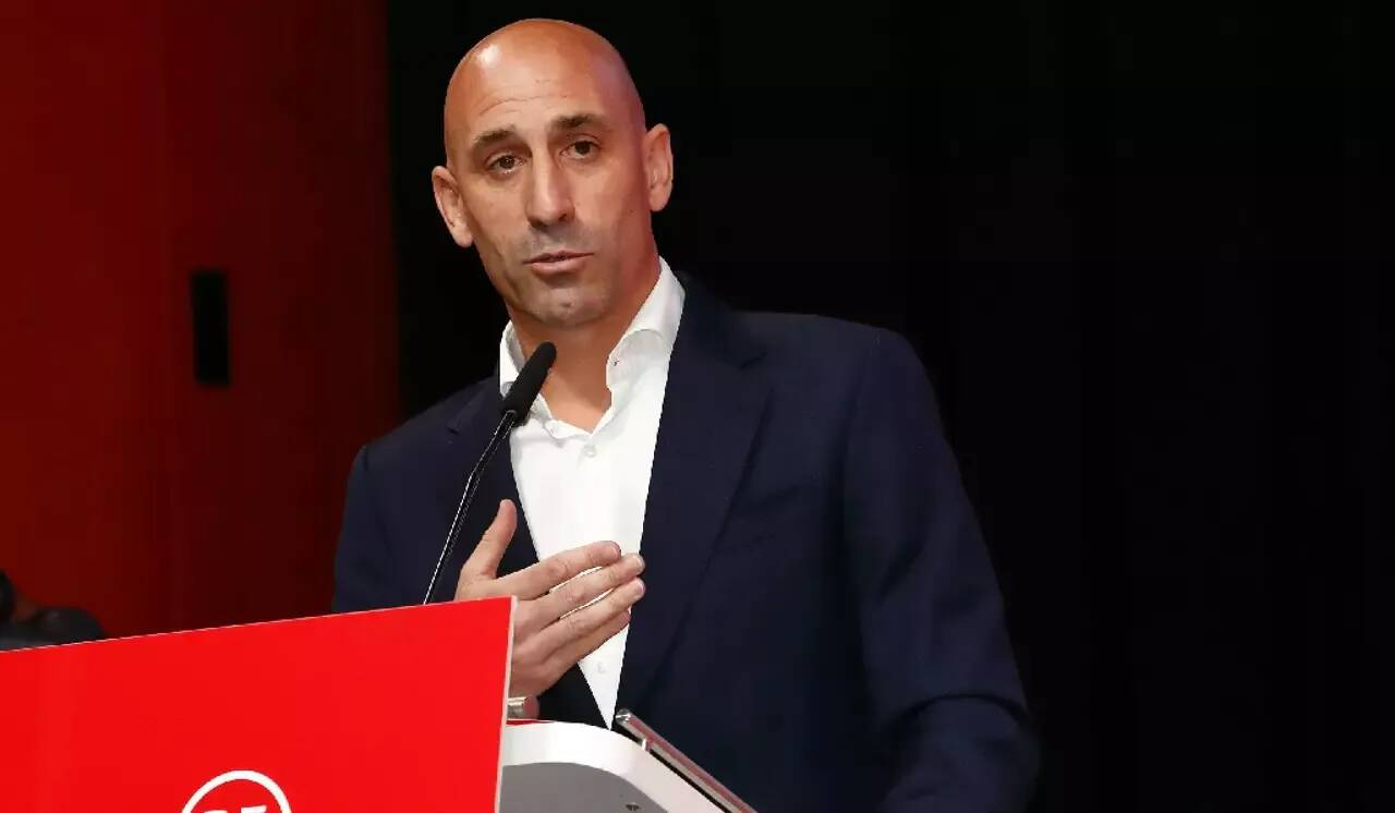 Baiser forcé: l'ex-patron du foot espagnol condamné à une amende pour agression sexuelle