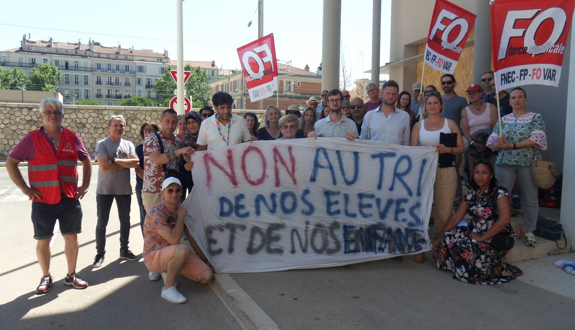 Élections législatives: à Toulon, professeurs et parents exigent le retrait de la réforme du choc des savoirs