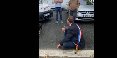 Un maire s'allonge devant le terrain de rugby de sa commune pour empêcher les gens du voyage de s'y installer