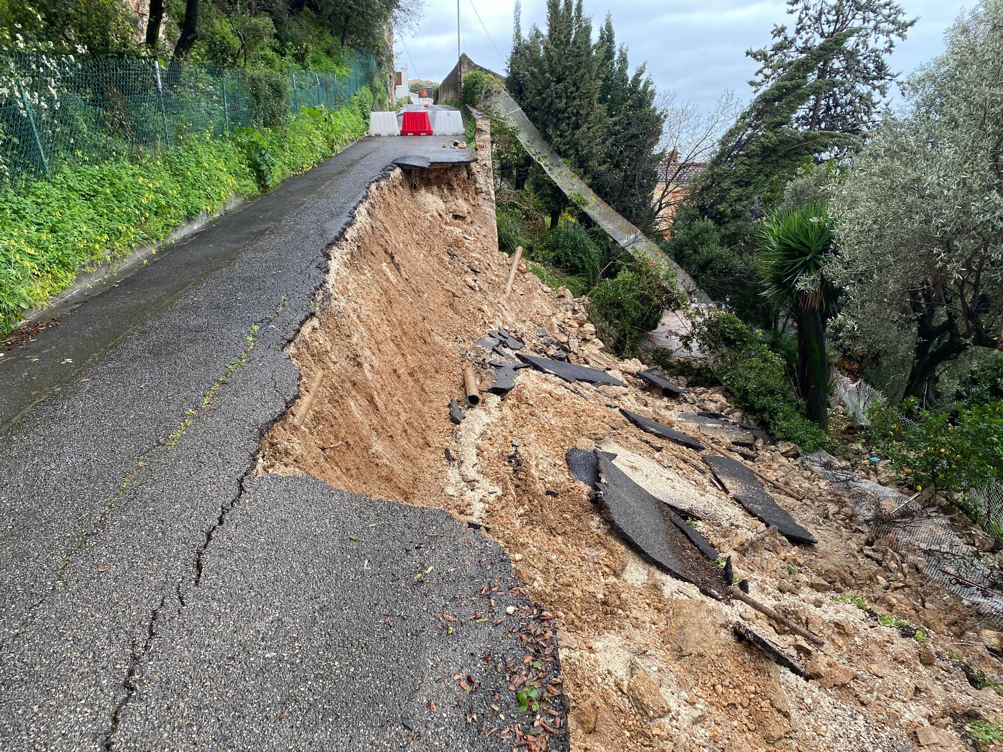 "Ma femme a failli être ensevelie": un pan de route s'effondre dans une propriété à Nice
