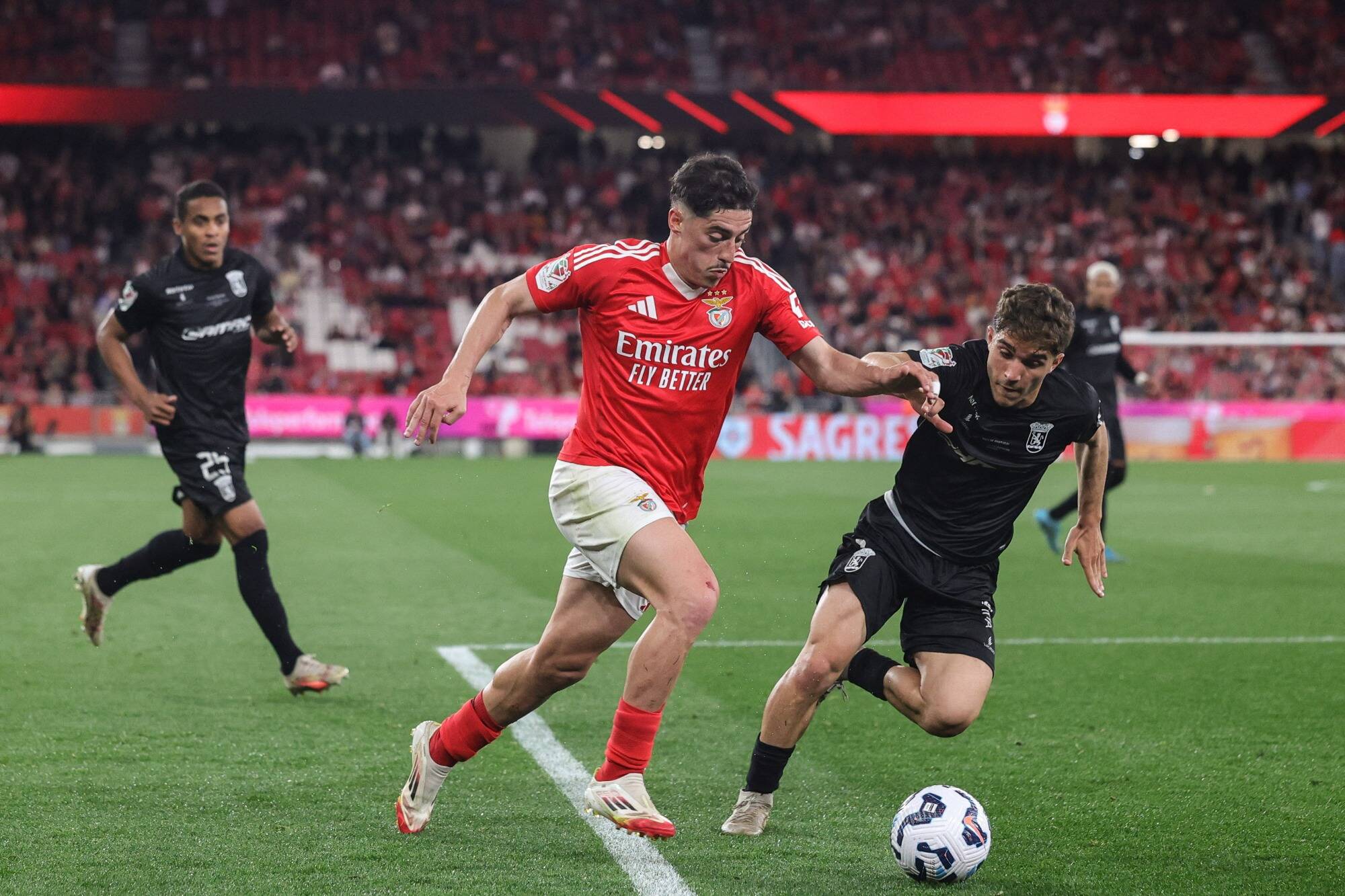 Le milieu de Benfica Tiago Gouveia a pris la direction de Nice