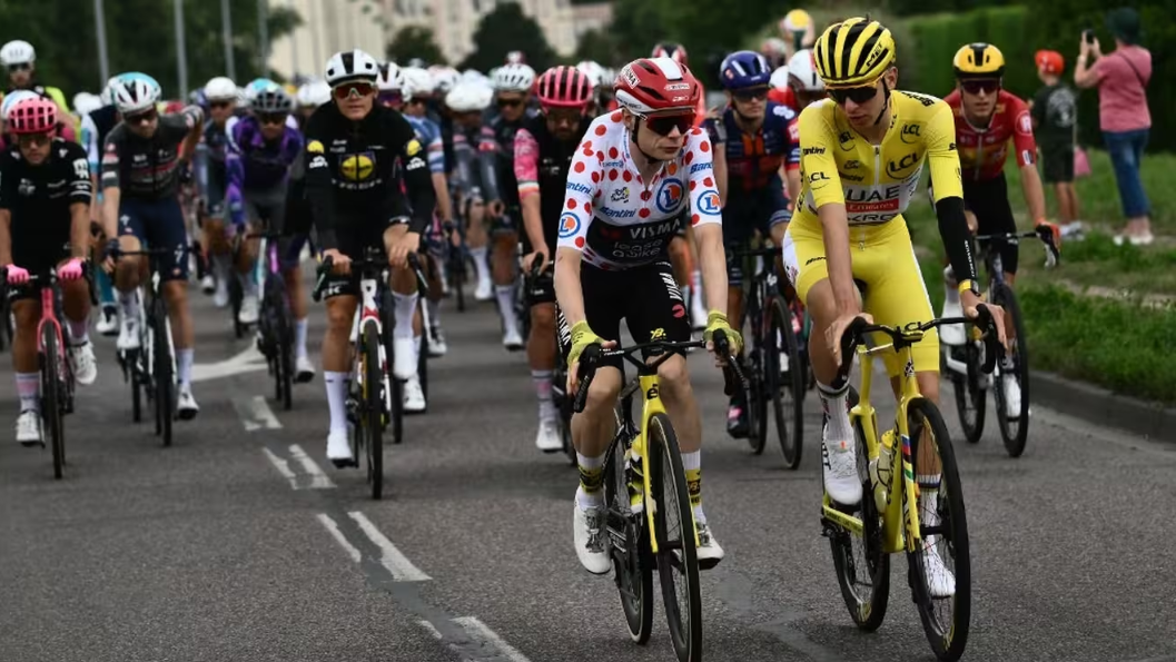 Tour de France: les temps gelés au quatrième passage de la ligne d'arrivée sur les Champs-Elysées