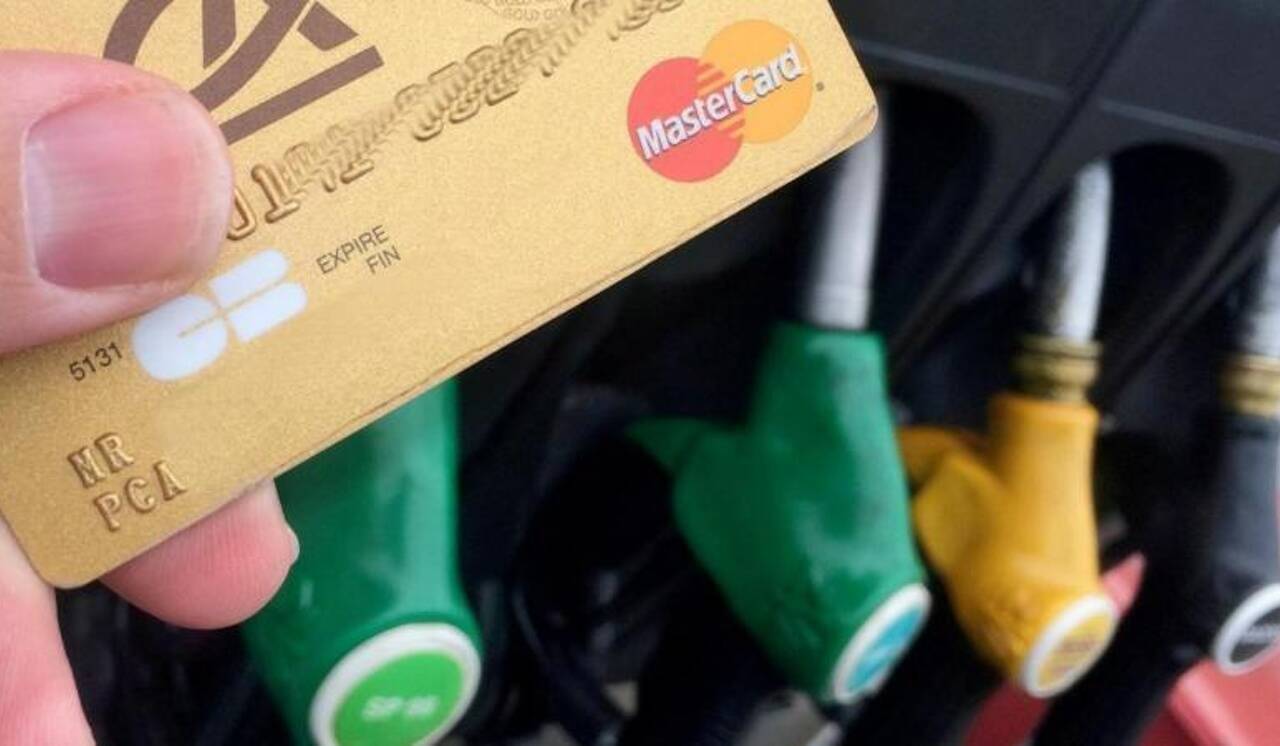 Hausse des prix du carburant, de l'électricité et du gaz... Voici vos astuces pour faire des économies.