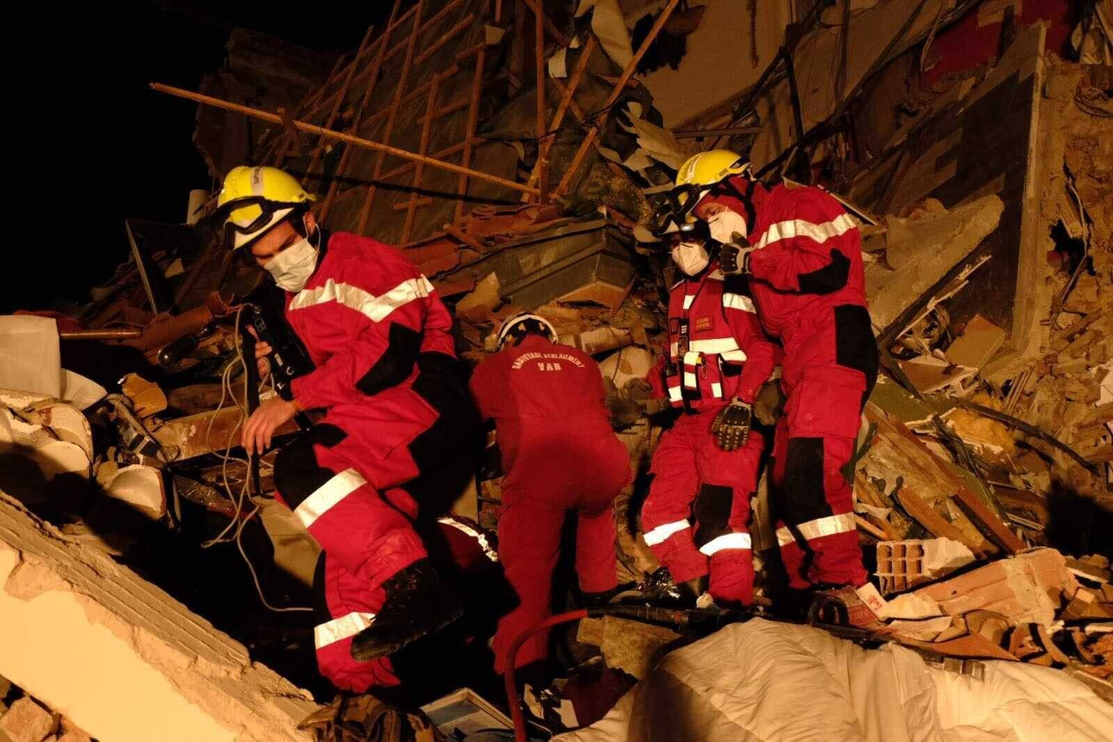 Explosion d'un immeuble à Sanary: une centaine de personnes mobilisées pour tenter de retrouver des survivants dans les décombres