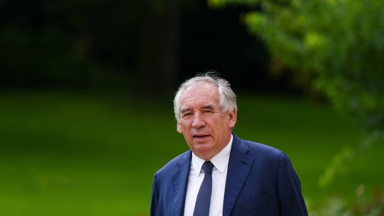 Première polémique pour François Bayrou, qui va à Pau en pleine crise à Mayotte