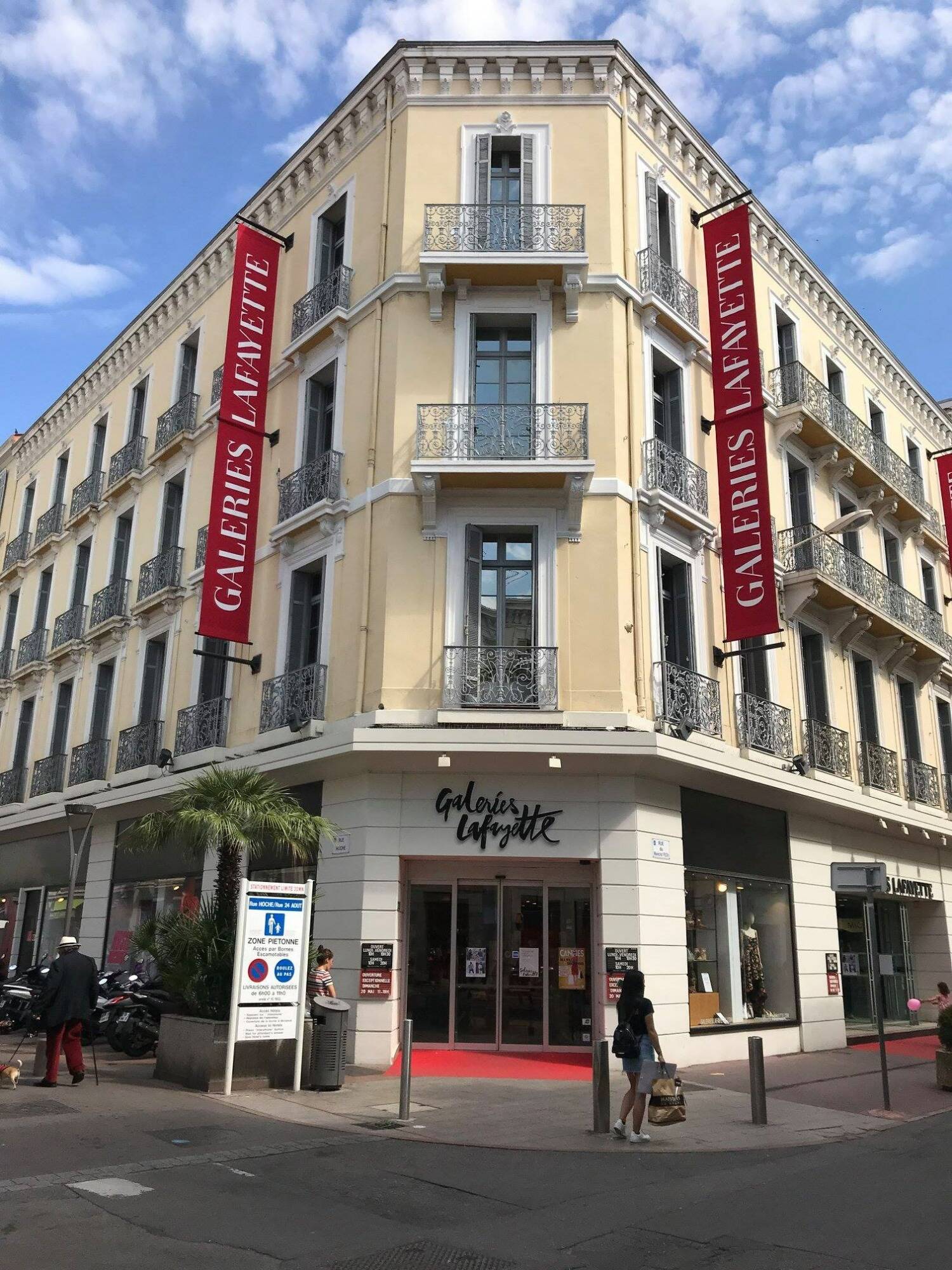 Elles faisaient leurs emplettes gratis aux Galeries Lafayette de