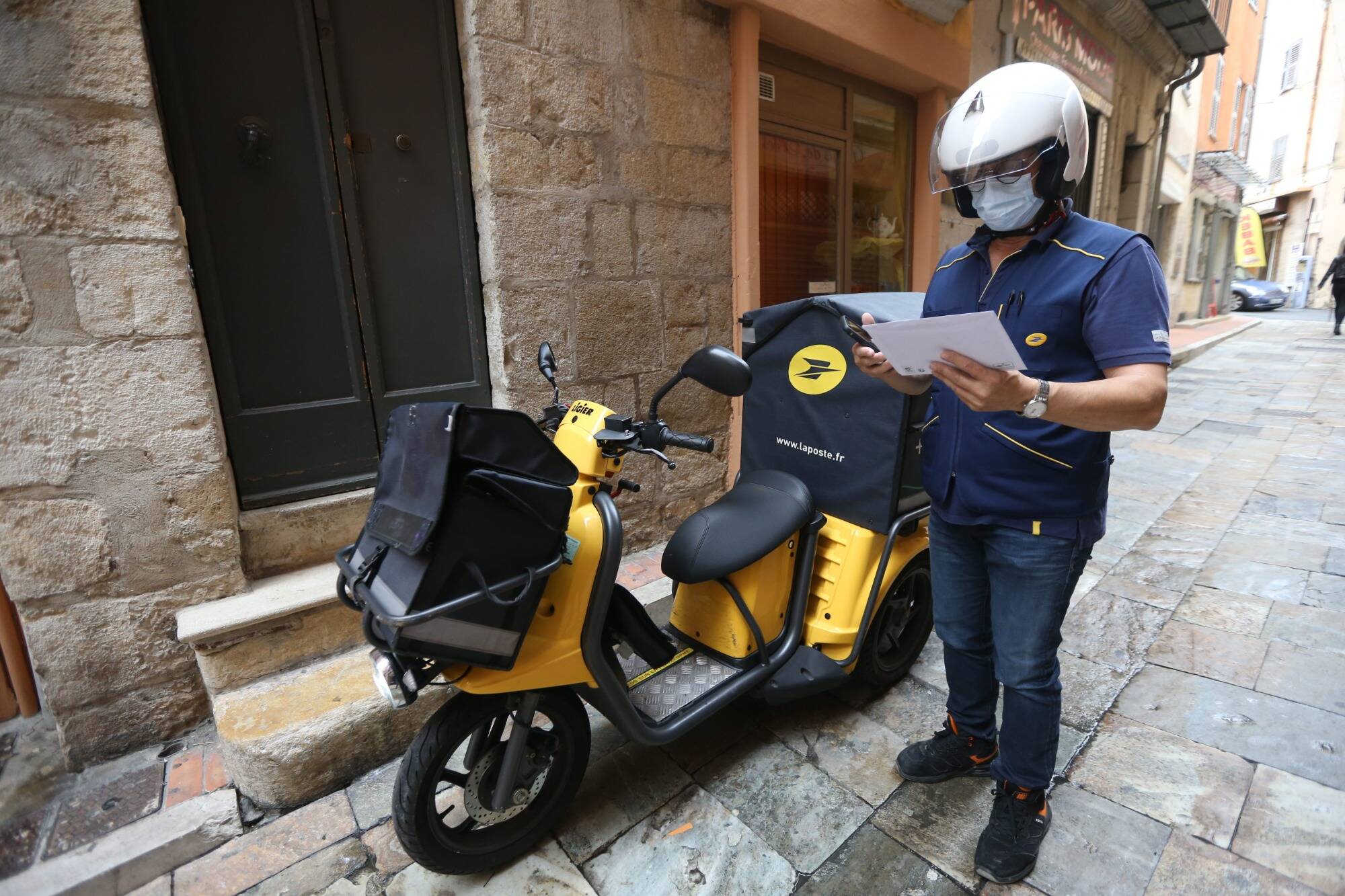 Le timbre rouge de La Poste va disparaître au 1er janvier: on vous explique ce que ça va changer