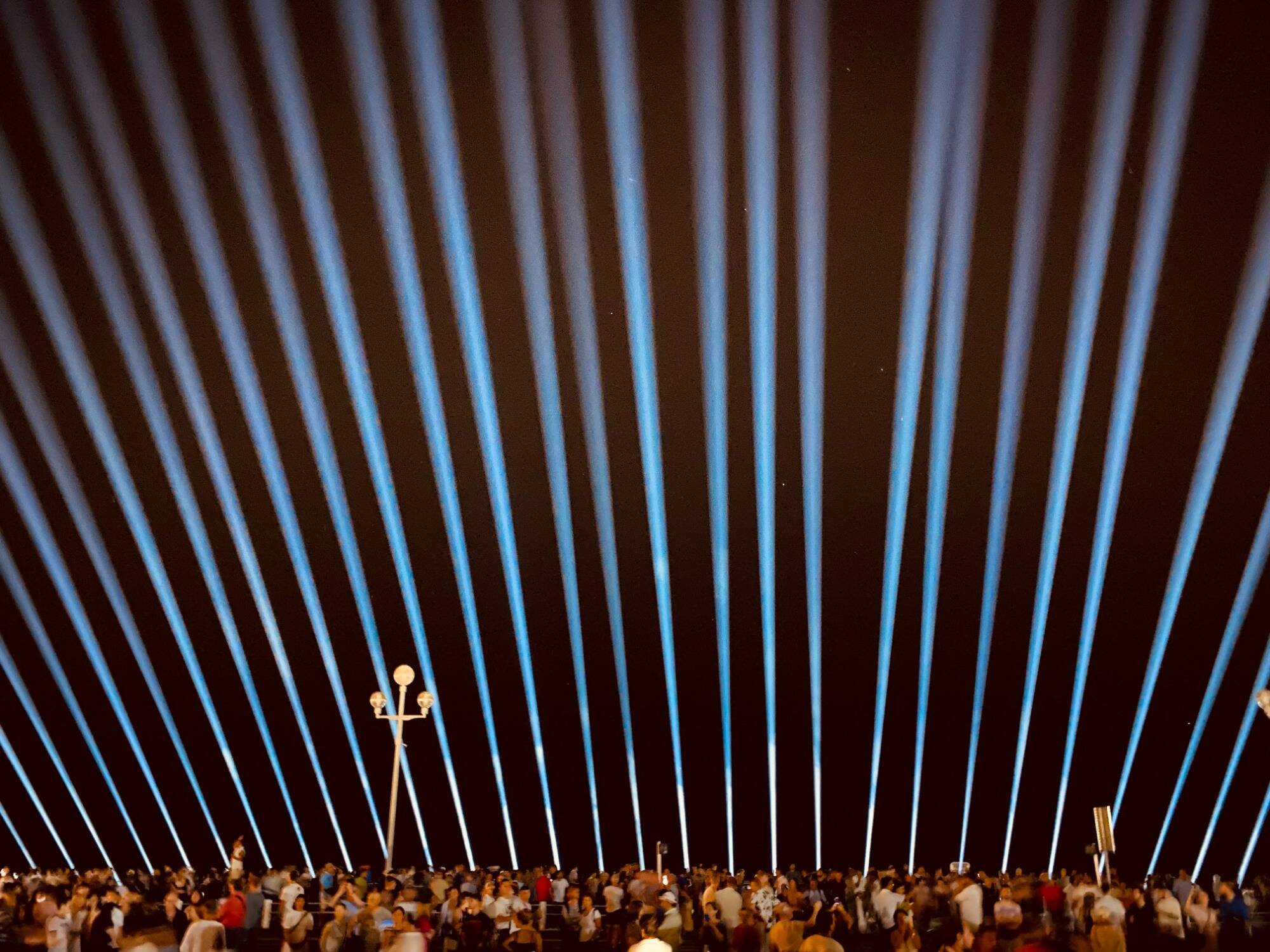 Retour en images sur la projection des 86 faisceaux lumineux dans le ciel de Nice: hommage aux victimes de l'attentat du 14-juillet