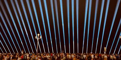 Retour en images sur la projection des 86 faisceaux lumineux dans le ciel de Nice: hommage aux victimes de l'attentat du 14-juillet