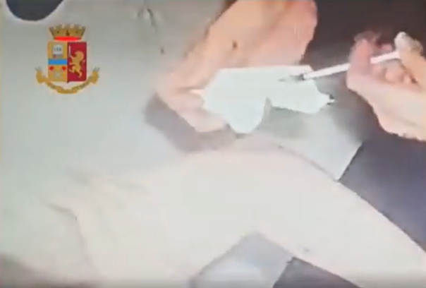 Covid-19: elle faisait semblant de vacciner des antivax, une infirmière arrêtée grâce à une caméra cachée en Italie