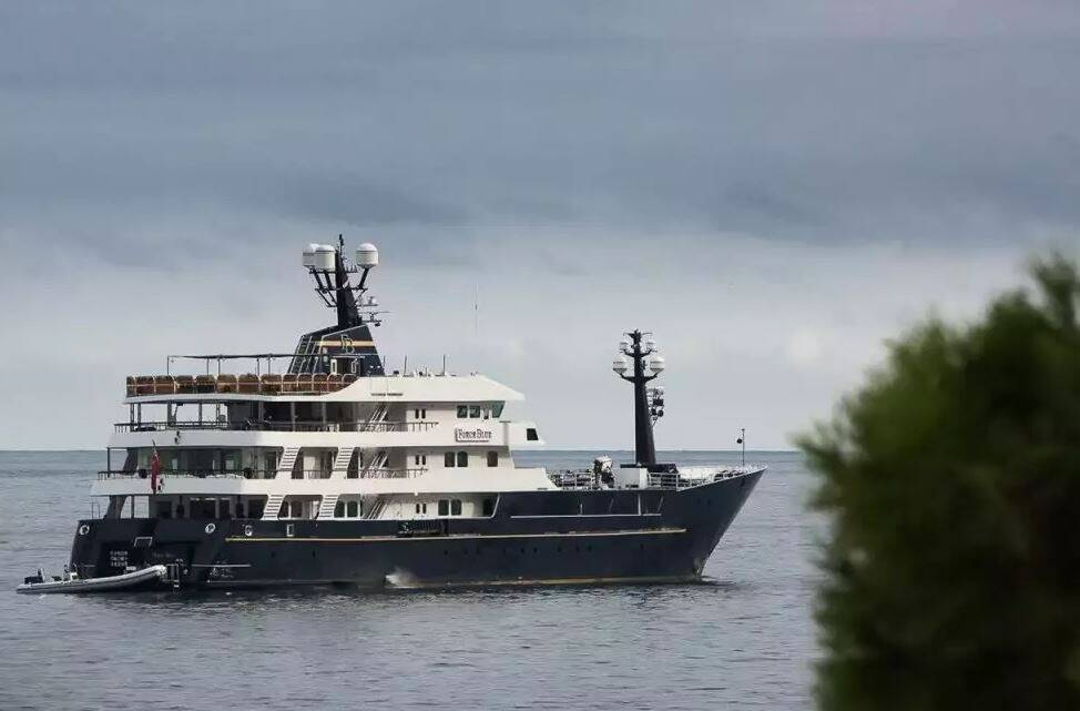 Il est au mouillage au large des côtes de Saint-Tropez: découvrez l'histoire controversée du Force Blue, l'ancien yacht de Flavio Briatore