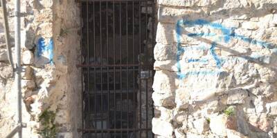 Des graffitis sur les vieilles pierres du château de Flassans: les bénévoles en colère