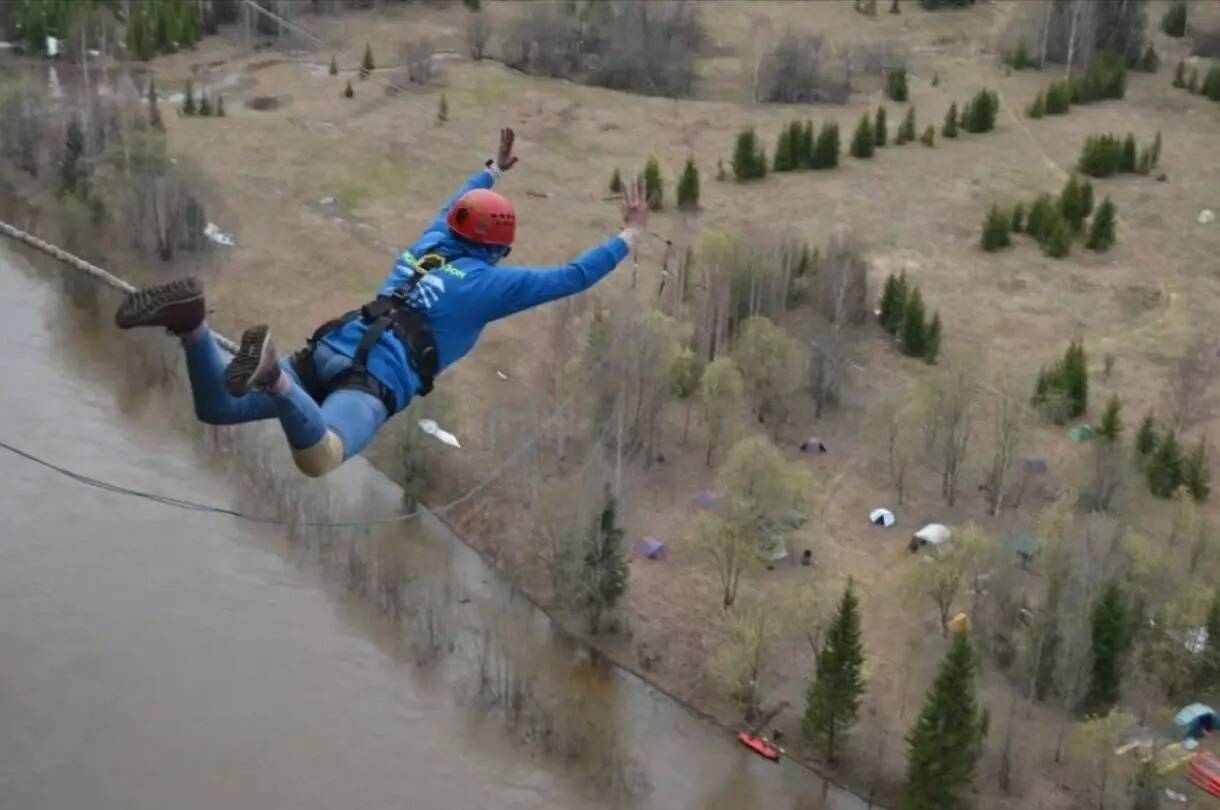 Sous les yeux de son fils, une professionnelle décède en voulant faire un selfie après un saut à l'élastique en Russie