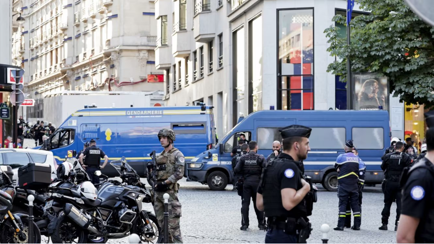 Policier attaqué au couteau à Paris: l'agresseur est décédé