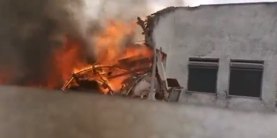Un petit avion de tourisme s'écrase à Medellin en Colombie, un immeuble en flammes