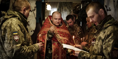 Les soldats ukrainiens cherchent réconfort dans la foi et la prière