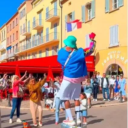 Le "transporteur de bonheur" Femi the scorpion était de passage et a ambiancé le port de Saint-Tropez ce week-end