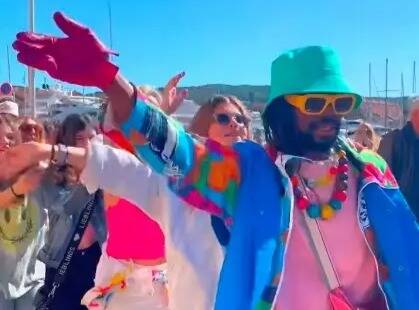 On a rencontré le "diffuseur de bonheur" et star des réseaux sociaux Femi the Scorpion dans les rues de Saint-Tropez