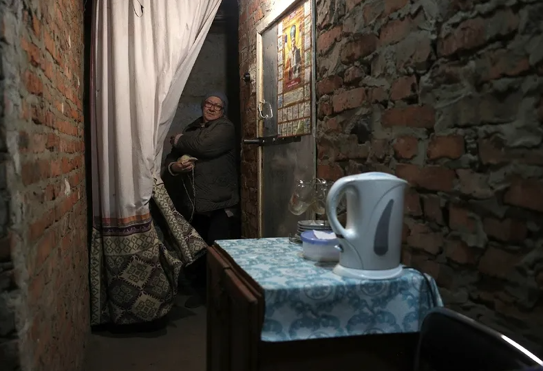 Près du front, un nouvel hiver en sous-sol pour des retraitées ukrainiennes