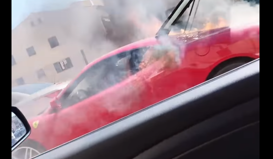Une Ferrari rouge prend feu dans le centre-ville du Muy, la scène filmée