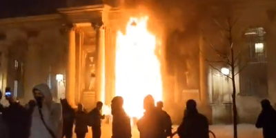Retraites: l'entrée de l'hôtel de ville incendiée à Bordeaux