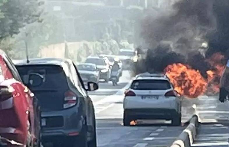 Une voiture prend feu sur la route du bord de mer à Gassin