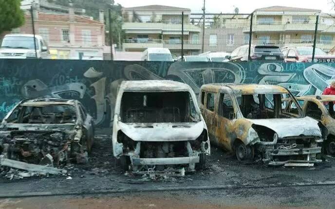 "On a vu un individu s'enfuir en courant": les riverains "désemparés" après un deuxième feu de voitures au même endroit à Nice