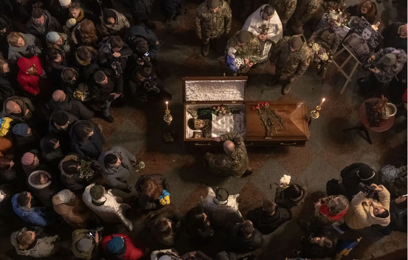 Kiev rend hommage à un jeune poète et "guerrier" tué sur le front en Ukraine