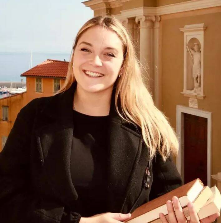 "Il n'y a pas que ChatGPT dans la vie": en lançant sa société d'écrivain public, cette Mentonnaise défie l'intelligence artificielle