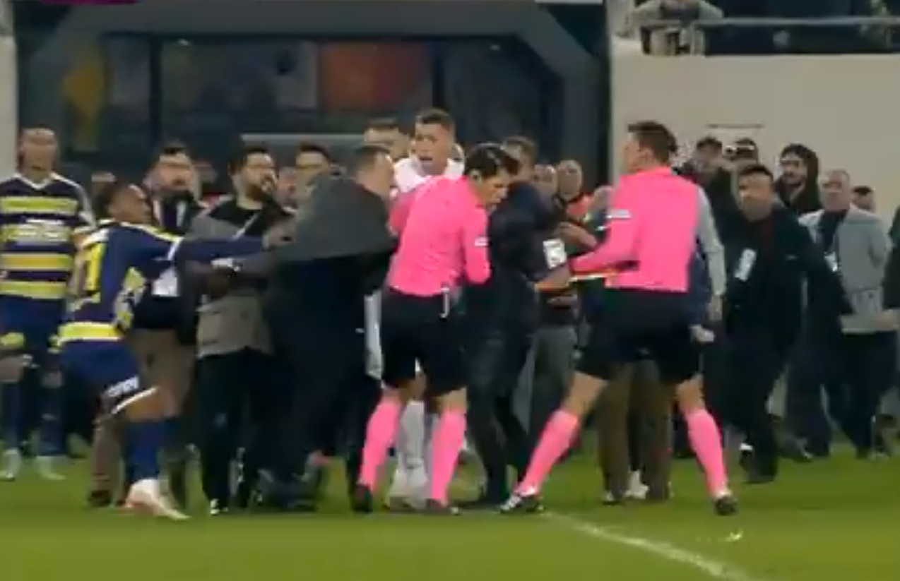 Scène surréaliste pendant un match de foot en Turquie, un président descend sur la pelouse et roue de coups l'arbitre