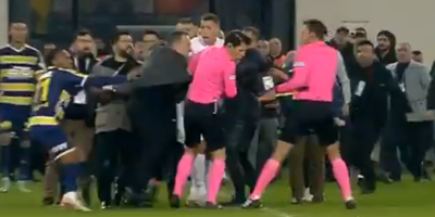 Scène surréaliste pendant un match de foot en Turquie, un président descend sur la pelouse et roue de coups l'arbitre