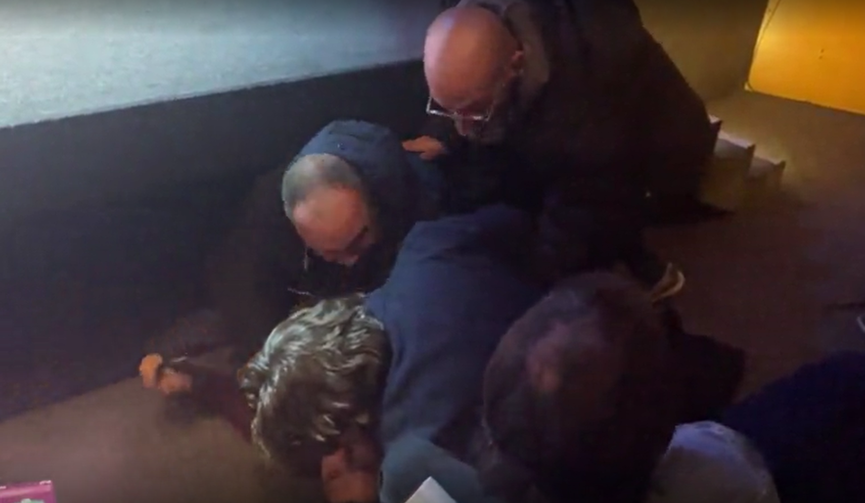 Deux militants écologistes plaqués au sol pendant la convention des maires de la région Sud