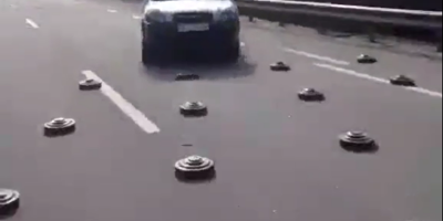 Guerre en Ukraine: l'impressionnante vidéo des voitures évitant des mines sur une route
