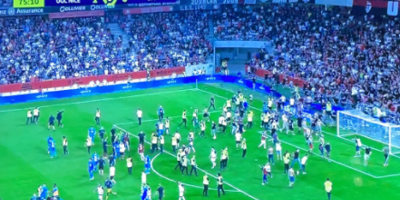 Le match OGC Nice - OM interrompu après des jets de projectiles sur le terrain, des supporters sur la pelouse
