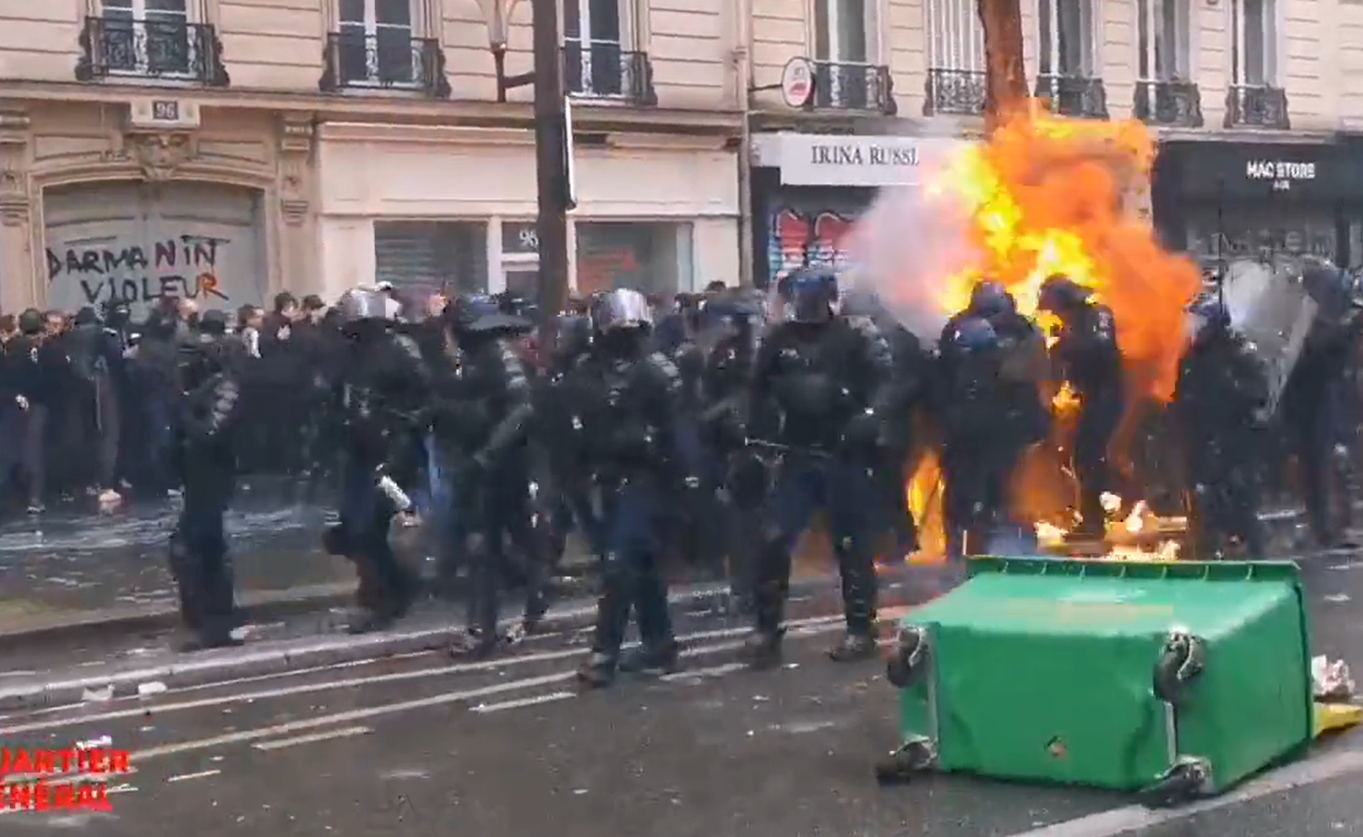 Manifestations du 1er mai: les impressionnantes images des policiers en feu après un jet de cocktail molotov
