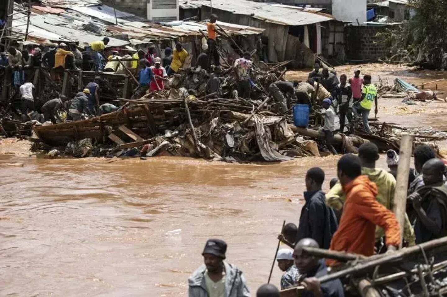 Jeudi, le Kenya voisin continuait, lui, de compter les morts et rechercher les disparus, au lendemain d'inondations dans plusieurs quartiers de la capitale Nairobi et dans des comtés voisins, coupant routes et voies ferrées.
