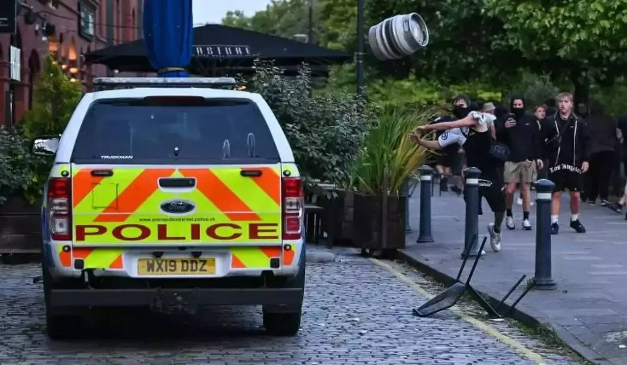 Attaque au couteau, émeutes racistes, mosquées protégées... On fait le point sur la situation au Royaume-Uni après la mort de trois fillettes