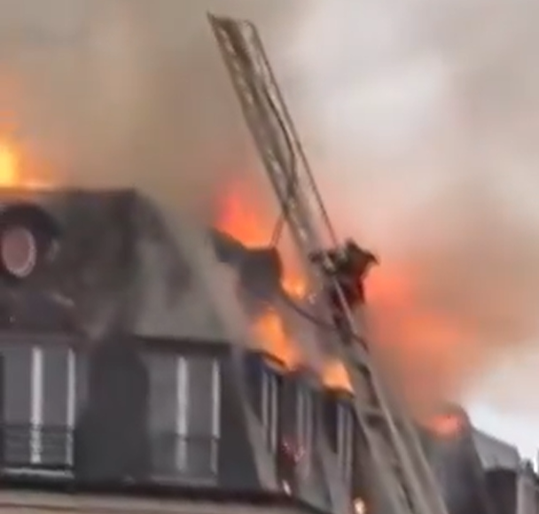 Les images de l'impressionnant incendie qui ravage un immeuble près de la gare Saint-Lazare à Paris