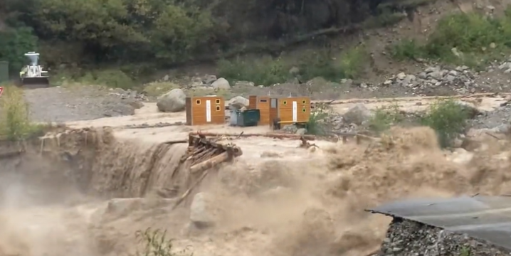 Alerte rouge: le pont de Maïssa à Saint-Martin-Vesubie a cédé, des quartiers vont être évacués en urgence