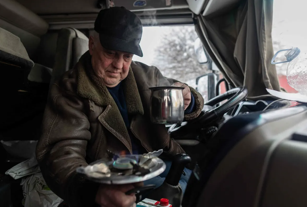 Utknięte w Polsce ukraińskie ciężarówki walczą z zimnem