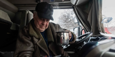 Les camionneurs ukrainiens bloqués en Pologne combattent le froid