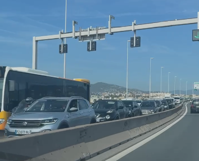 Un accident crée un important bouchon sur la voie rapide à Nice, la circulation paralysée