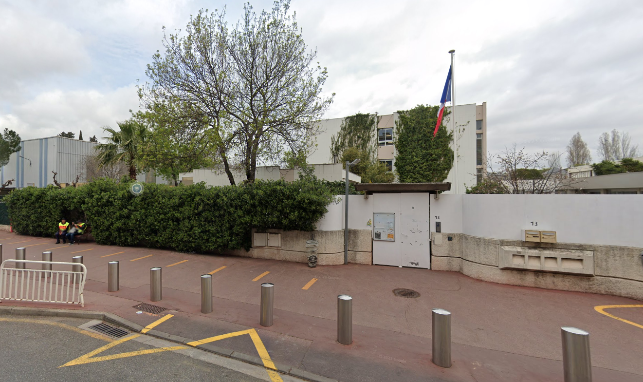 Des élèves confinés après qu'un homme a crié "Allahou akbar" devant une école de Cannes, le suspect activement recherché