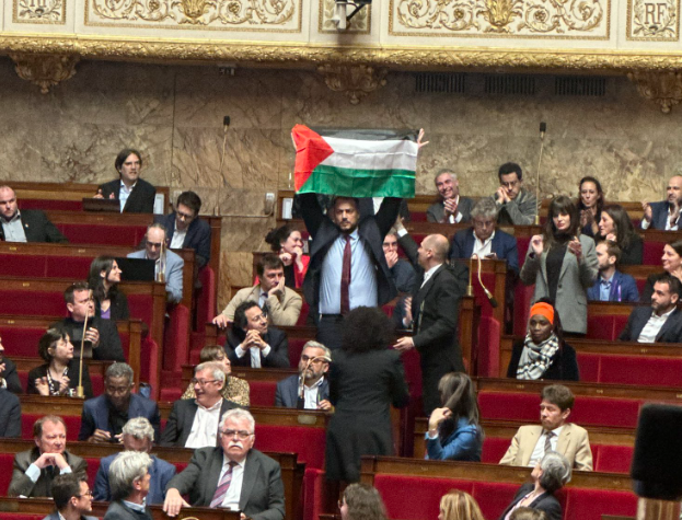 Drapeau palestinien brandi en pleine séance, insultes à tout-va, un député exclu... on vous résume la tumultueuse séance à l'Assemblée nationale