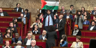 Drapeau palestinien brandi en pleine séance, insultes à tout-va, un député exclu... on vous résume la tumultueuse séance à l'Assemblée nationale