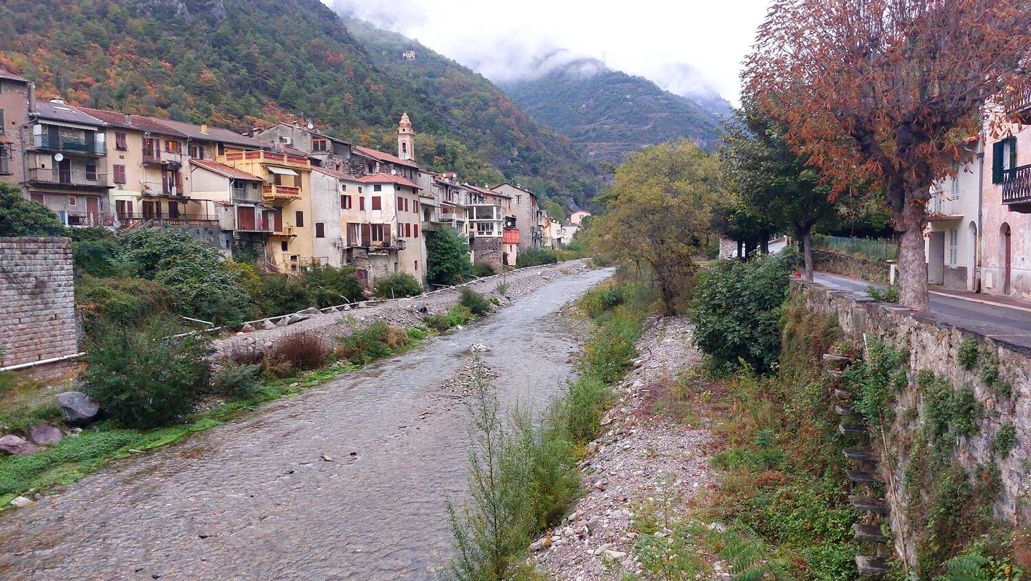"Les maisons situées au bord de la rivière ne sont toujours pas protégées, c'est très inquiétant": à Fontan, la vigilance météo rouge inquiète