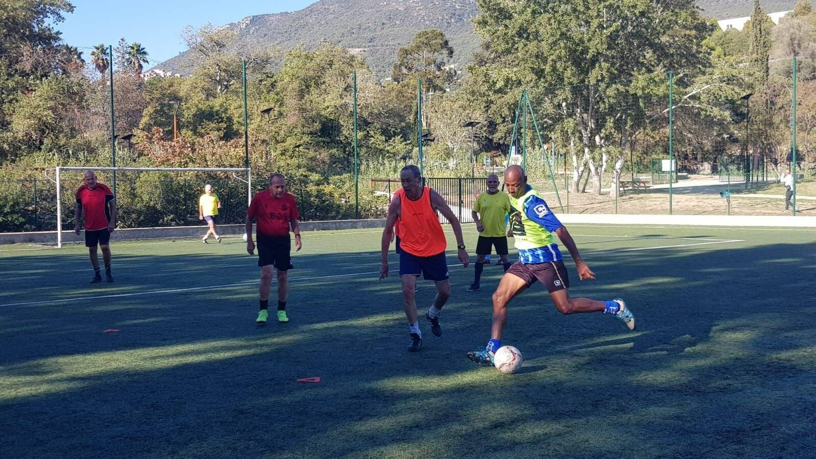 "Il y a presque un aspect thérapeutique, c'est un grand médicament": à Carros et Nice, ils jouent au foot en marchant