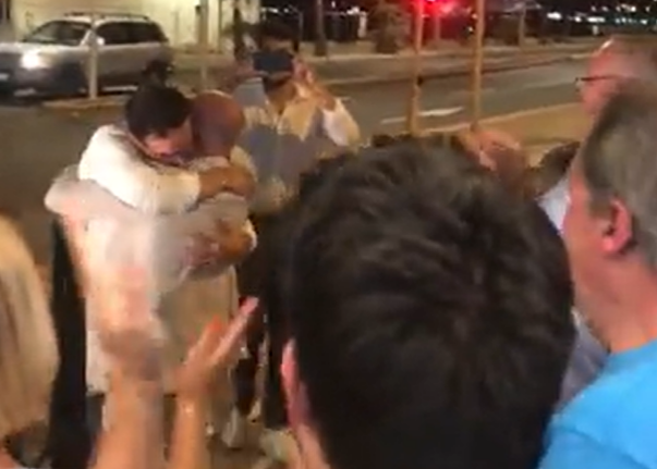 Législatives 2022: douche de champagne pour l'arrivée de Bryan Masson auprès de ses soutiens à Cagnes