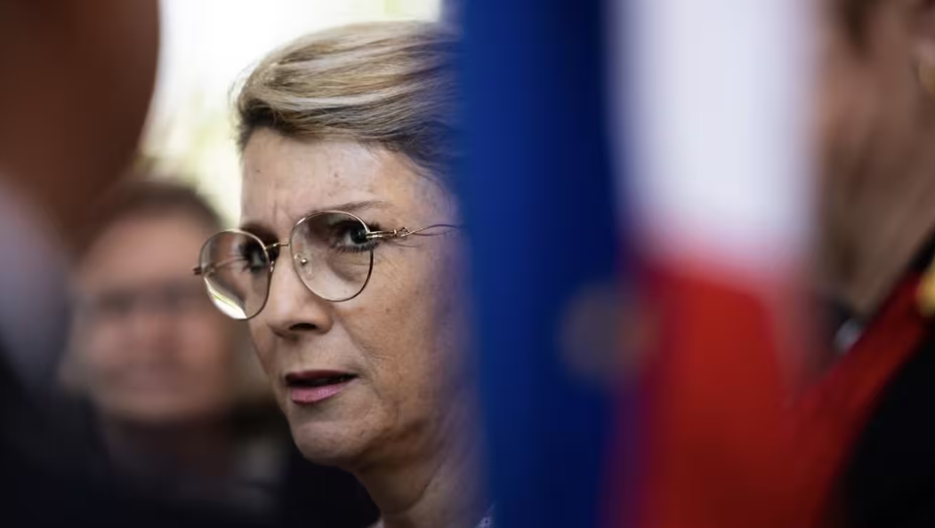 Un homme allume sa cigarette avec la flamme du Soldat inconnu, la justice saisie