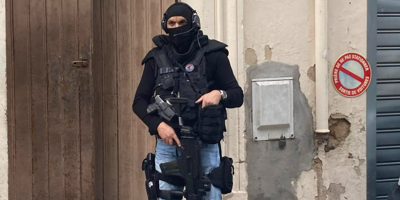 Attaque au couteau sur des policiers à Cannes: perquisitions en cours au domicile de l'assaillant